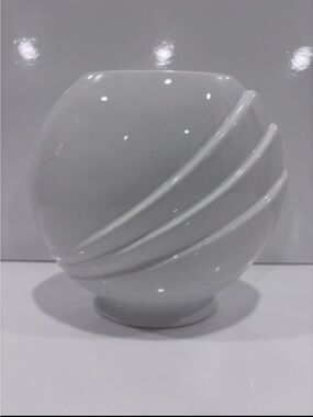 White mcm/art deco  Swirl Globe Vase 7.5”